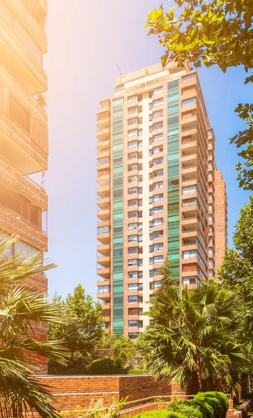 Edificio de apartamentos de gran altura de primera clase — Foto de Stock