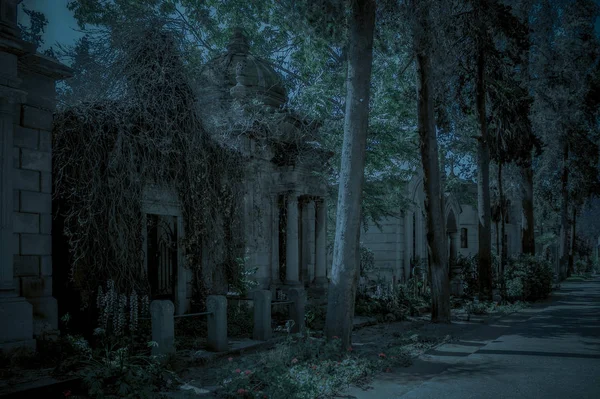 Cripta abandonada no cemitério — Fotografia de Stock