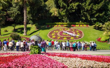 Çiçeklere bakarak turist Vina del Mar saat