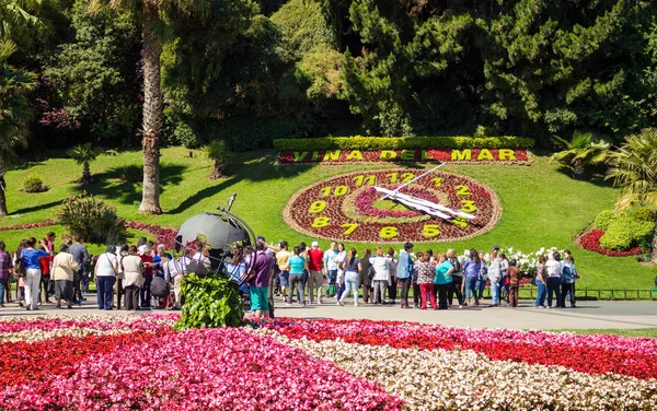 Turistas olhando para o relógio de flores em Vina del Mar — Fotografia de Stock