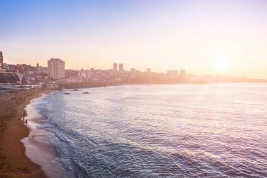 Akşam kıyı şeridi Vina del Mar, Şili