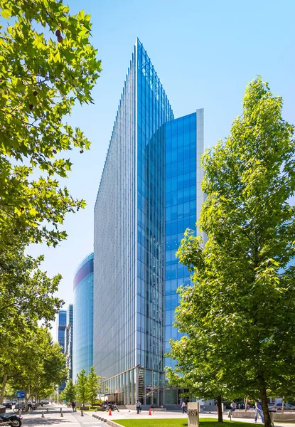 O arranha-céu de vidro de Barrio Nueva Las Condes, Santiago, Chile — Fotografia de Stock