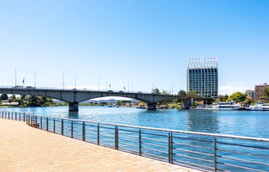 Valdivia, Şili 'deki Pedro de Valdivia Köprüsü' nün nehir kıyısından görüntüler