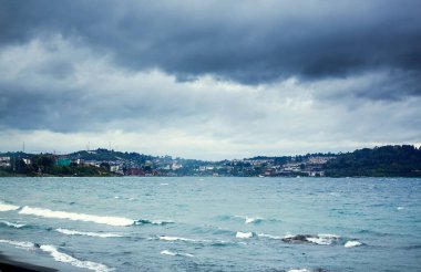 Karanlık fırtına öncesi Llanquihue Gölü, Şili