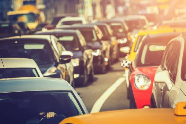 Trafiğin yoğun olduğu saatlerde arabalar kuyrukta bekliyor