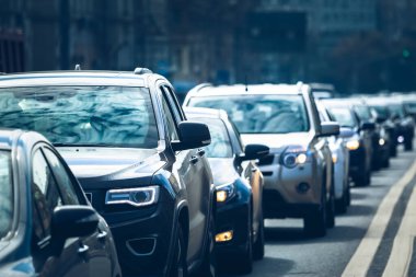 Trafik sıkışıklığı sırasında sırada duran arabalar