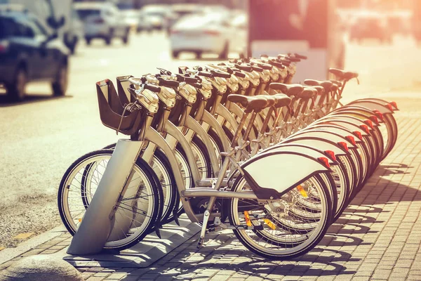 Група Велосипедів Прокатній Станції Заході Сонця — стокове фото