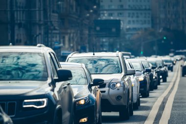 Trafik sıkışıklığı sırasında sırada duran arabalar