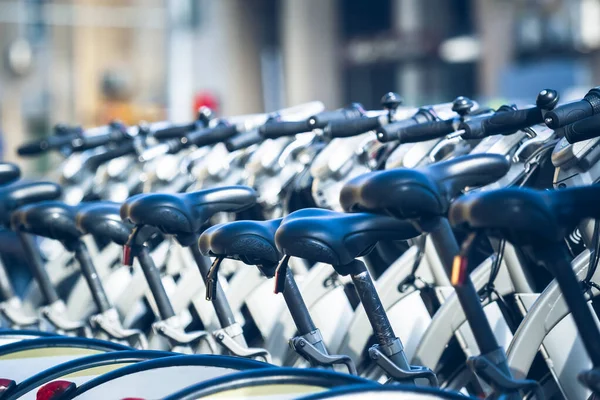 Sluiten Van Fietszadels Bij Het Verhuurstation — Stockfoto