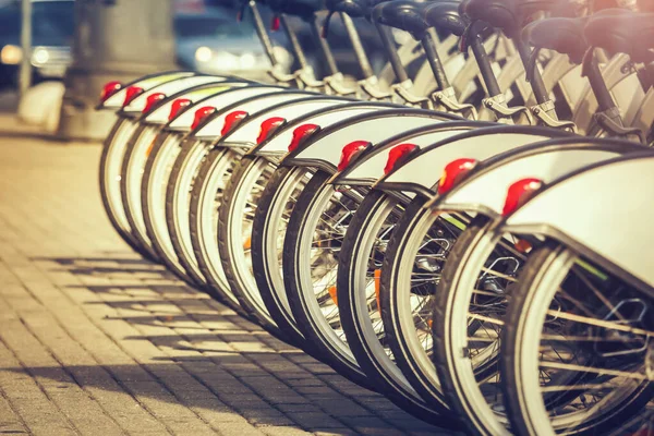 Wielen Van Fietsen Bij Het Verhuur Station Bij Zonsondergang — Stockfoto