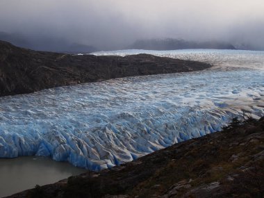 Gri buzul Torres del Paine Milli Parkı'nda, Güney Şili'deki Chilethe Grey buzul birçok buzullar Campo de Hielo Sur (Güney Patagonya buz alanı) tarafından çevrelenmiş biridir. Campo de Hielo Sur olduğunu dünyanın ikinci en büyük bitişik ŞA