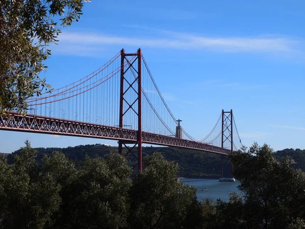 月吊り橋の Lisbon Abril Ponte Abril の象徴的な表示はテージョ川の左岸 にアルマダの自治体に ポルトガルの首都リスボン市内を接続する吊り橋 — ストック写真
