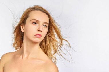 portre sarışın beyaz zemin üzerine