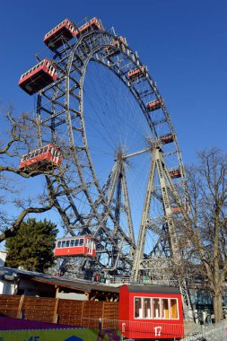 Viyana, Avusturya - 11 Ocak 2020: Prater Park 'ta mavi bulutsuz gökyüzüne karşı yeni dönme dolap.