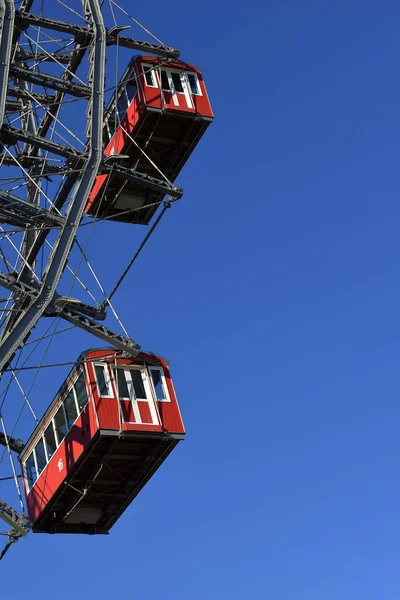 奥地利维也纳 2020年1月11日 普拉特公园的新摩天轮在蓝天的映衬下 — 图库照片
