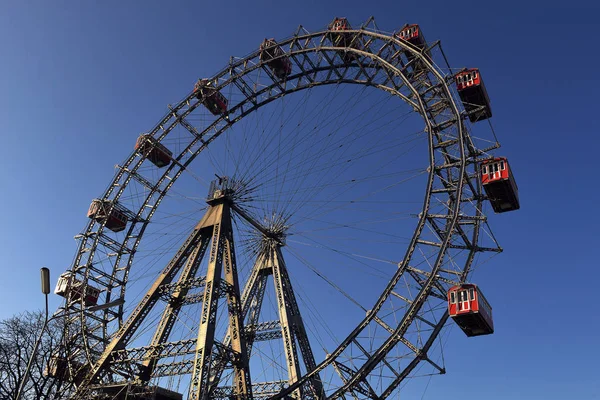 Viyana, Avusturya - 11 Ocak 2020: Prater Park 'ta mavi bulutsuz gökyüzüne karşı yeni dönme dolap.