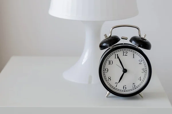 Black Alarm Clock Stands White Nightstand White Lamp White Wall — Stock Photo, Image
