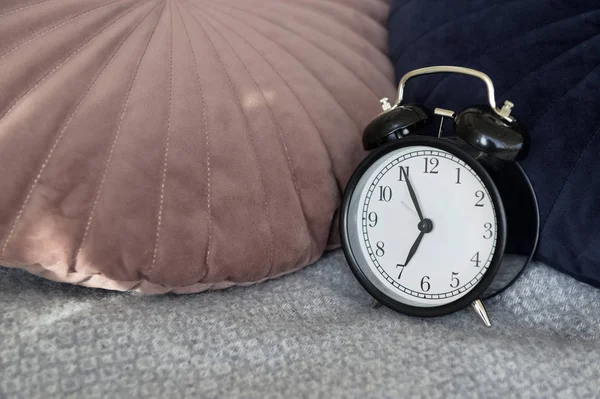 Reloj Despertador Negro Una Cama Maquillada Sobre Una Colcha Textura —  Fotos de Stock