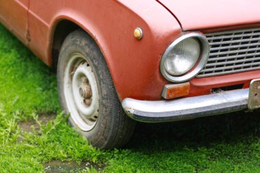 Çimenlerin üzerinde eski klasik kırmızı araba