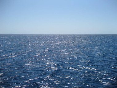 Kızıl deniz ve mavi gökyüzü