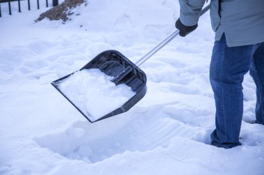 Bahçedeki karları temizleyin.