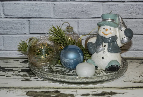 Kerst Stilleven Met Een Sneeuwpop Een Tak Pijnbomen Kleurrijk Glazen — Stockfoto