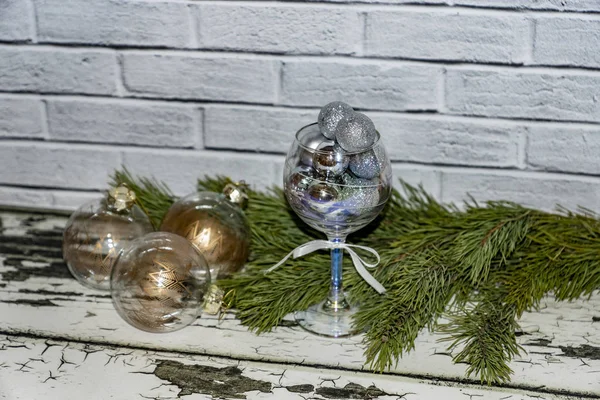 Kerst Stilleven Met Een Tak Pijnbomen Drie Glas Transparant Ballen — Stockfoto