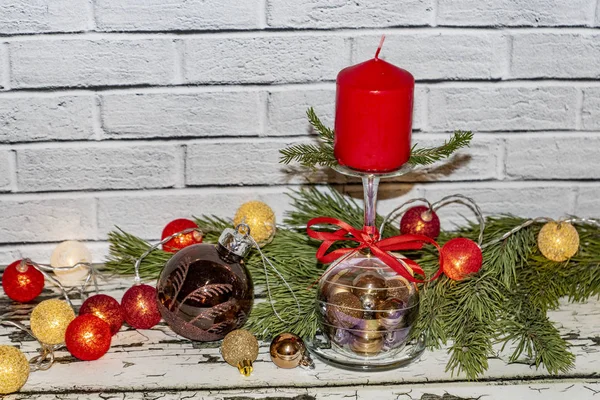 Nieuwjaar Stilleven Met Dennen Takken Glas Wijnglas Elektrische Bloemenslinger Groot — Stockfoto
