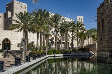 Güneşli bir günde zümrüt suyla kanal boyunca yürüyün.