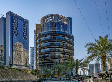 Şehrin sokaklarında yürüyorum.