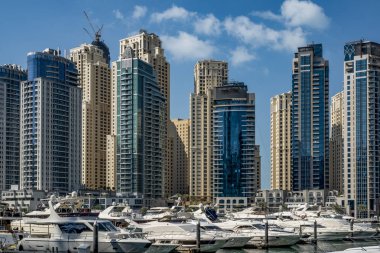 Şehrin sokaklarında yürüyorum.