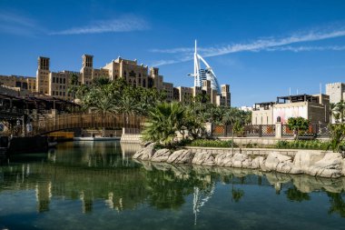 Dubai Kanalı boyunca yürü