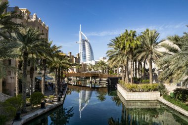 Dubai Kanalı boyunca yürü