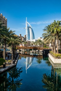 Dubai Kanalı boyunca yürü