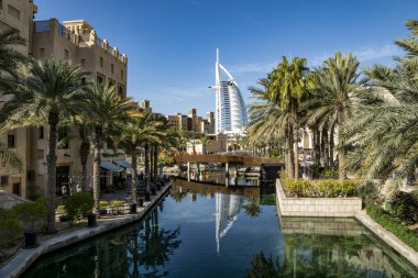 Dubai Kanalı boyunca yürü