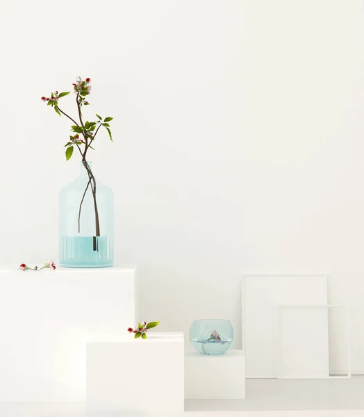 Interior de primavera con ramas florecientes en un jarrón — Foto de Stock