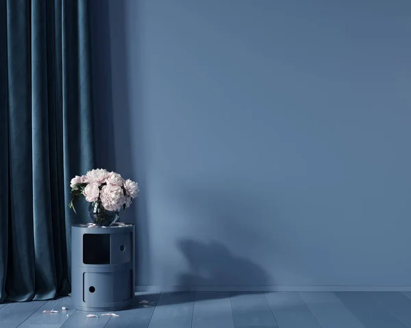 Modrý monochromatický interiér s květinami na stylovém nočním stolku — Stock fotografie