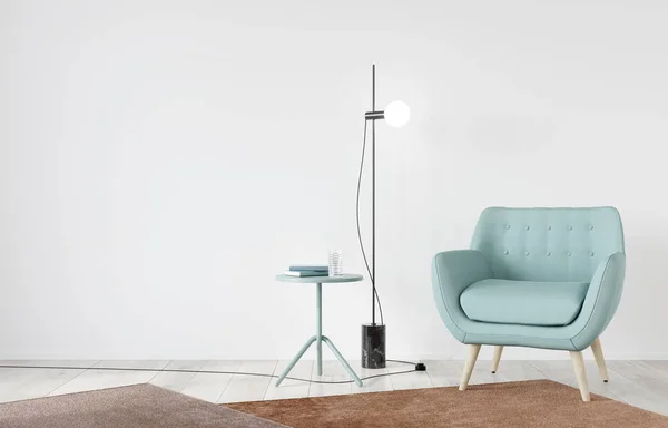 Interieur mit weichem Stuhl mint Farbe und Tisch — Stockfoto