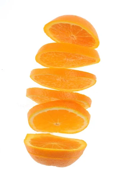 在白色背景的特写中切碎橙子 — 图库照片