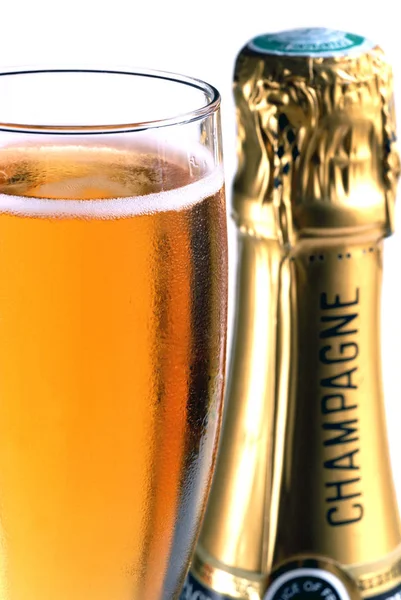 Beyaz Arka Planda Cam Bir Şişe Şampanya — Stok fotoğraf