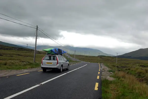 Bil Som Transporterar Kajaker Väg Connemara Irland — Stockfoto