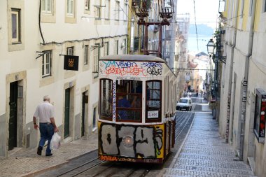 Lizbon 'un bir caddesinde Funicular 