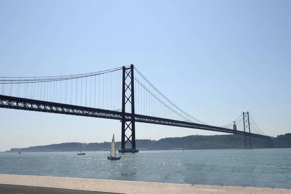 Ponte Abril Que Atravessa Rio Tejo Lisboa — Fotografia de Stock