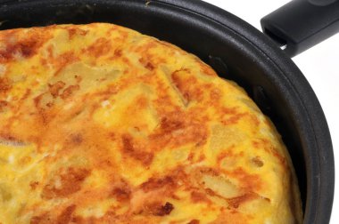 Beyaz arka planda bir tavadaki tortilla 