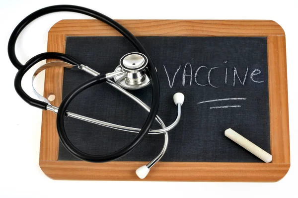 Stethoskop Und Kreide Auf Einer Schultafel Auf Der Impfstoff Geschrieben — Stockfoto