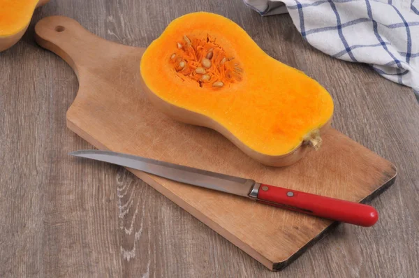 Butternut Cortado Por Mitad Una Tabla Cortar Con Cuchillo — Foto de Stock