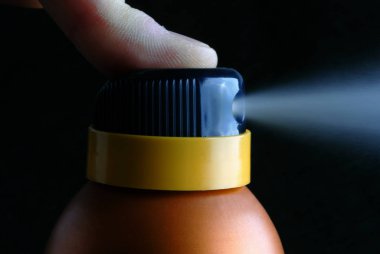 Siyah arkaplanda yakın plan deodorantı 