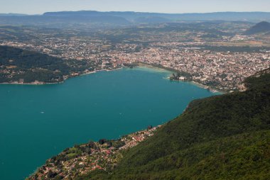 Annecy şehrinin ve gölünün havadan görünüşü