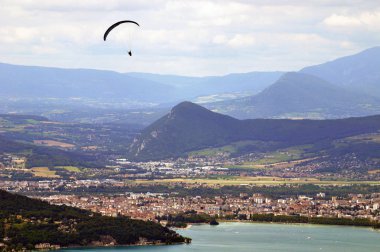 Annecy şehrinin paraglider 'ı 