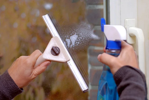 Limpeza Janelas Com Spray Doméstico Rodo — Fotografia de Stock